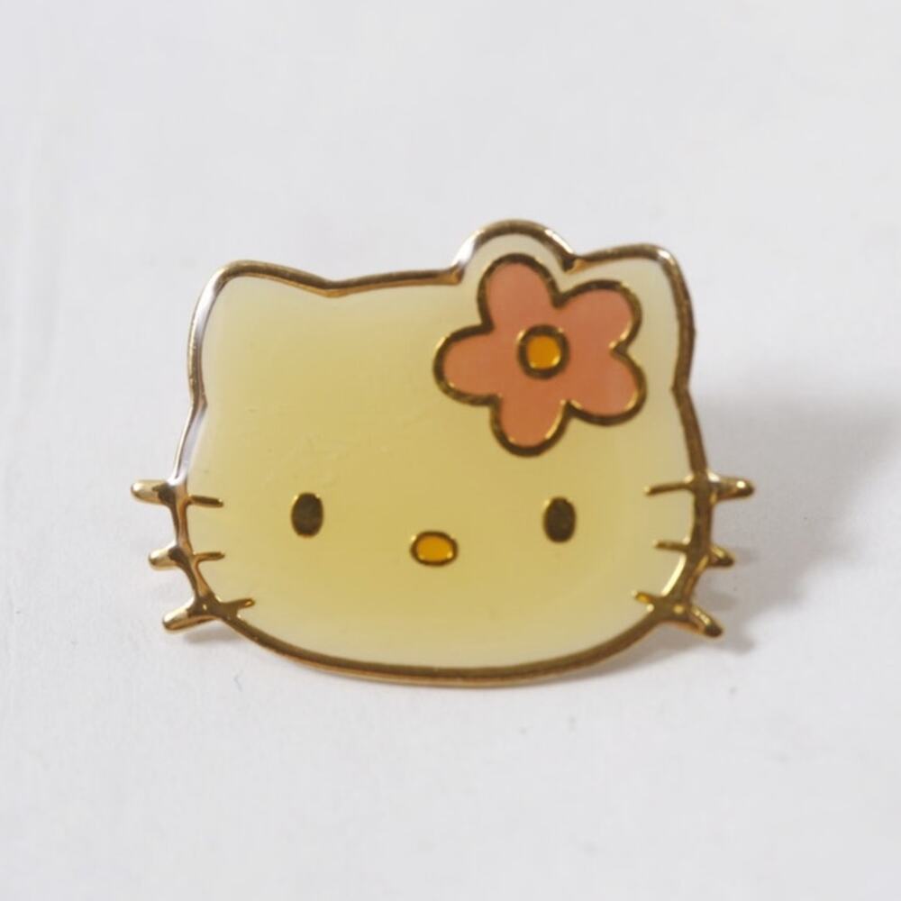 Japan Exclusive 1997 Sanrio Hello Kitty Face w Pink Flower Pin Badge ~ 260917-W